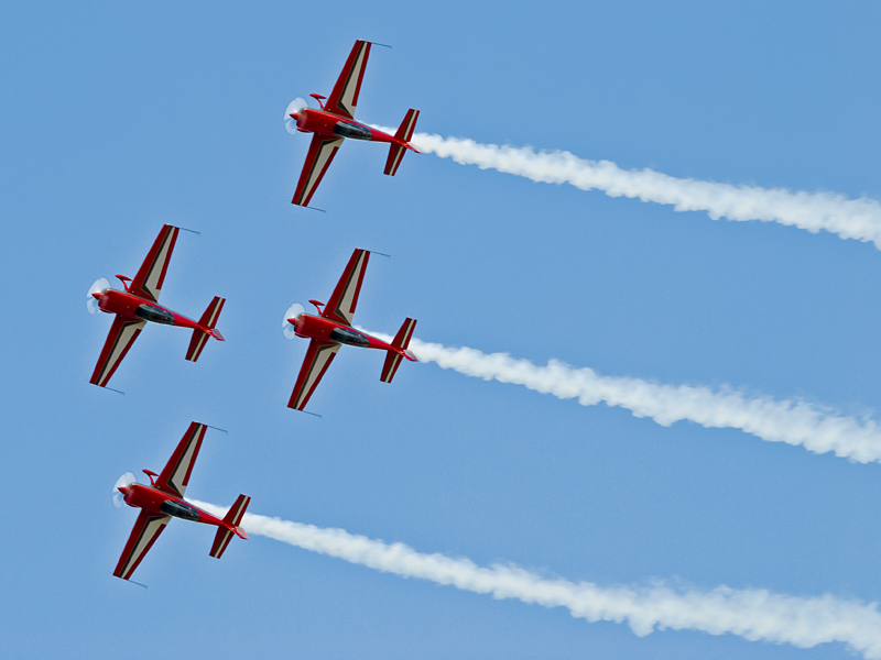 172_Fairford RIAT_Royal Jordanian Falcons na Extra EA-300L.jpg